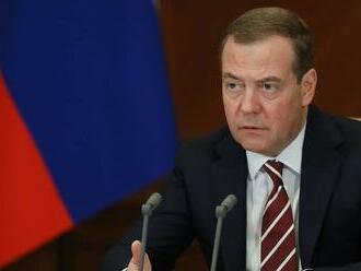 Medvedev Čechom: Vráťte Sudety Nemecku. Pražský samit nazval 'satanistický sabat'