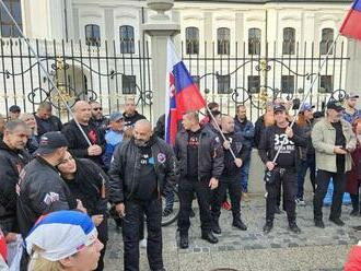 Na protest na podporu Huliaka prišli pred Prezidentský palác stovky ľudí