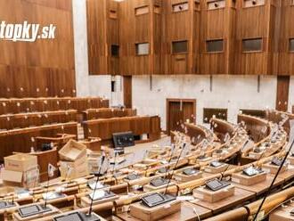 Zo súboja o kreslo v parlamente vypadlo zatiaľ viac ako šesťdesiat kandidátov