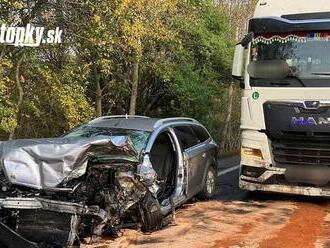 AKTUÁLNE FOTO Tragická dopravná nehoda! Zrazili sa dve autá s kamiónom: Muž prišiel o život