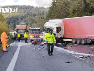 AKTUÁLNE Vážna dopravná nehoda v Žilinskom kraji: Auto sa zrazilo s kamiónom, cestu uzavreli