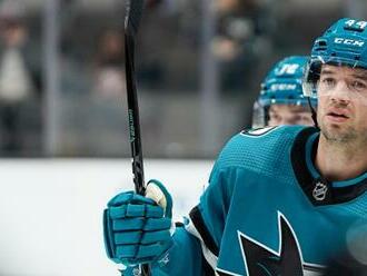 Sharks delí po veľkom debakli len jedna prehra od smutného rekordu NHL