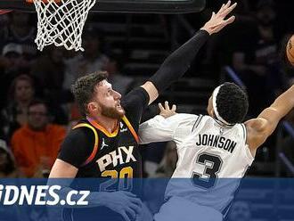 Basketbalisté San Antonia završili vteřinu před koncem vítězný obrat ve Phoenixu