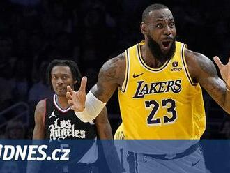 Lakers v prodloužení zdolali Clippers, rekordman James přispěl 35 body