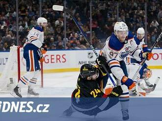 Další blamáž, Edmonton v krizi. McDavid neudržel emoce, sudí vyhodili trenéra