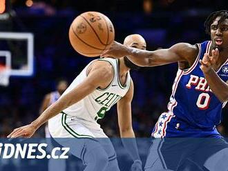 Philadelphia přehrála i Boston, slaví pošesté v řadě. Na západě vládne Denver