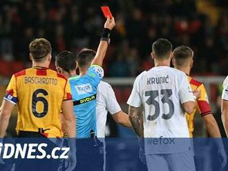 Málem dokonalý obrat. Lecce zaskočilo Milán, Giroud vypěnil a dostal červenou