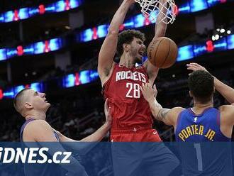 Vzkříšený Houston dál vítězí, zdolal i mistry z Denveru, NBA vládne Philadelphia