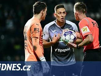 Baník měl proti Spartě dohrávat v deseti, Bohemce sudí upřeli penaltu