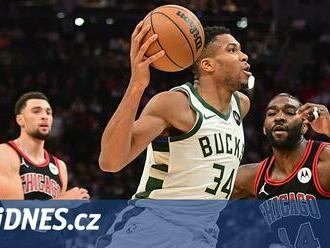 Milwaukee v NBA přehrálo Chicago, Toronto po velkém obratu zdolalo Washington