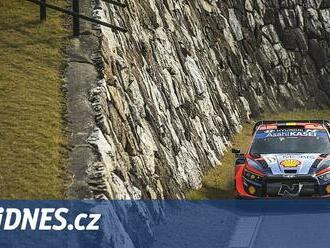 Neuville vede na závěr sezony po prvním dnu Japonskou rallye