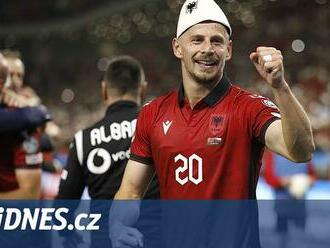 Albánský fotbalista Ramadani popudil Srby mikinou s kosovským povstalcem