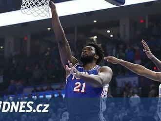 Embiid táhl Philadelphii a pomohl zastavit v NBA rozjetou Oklahomu, uspěli i Lakers