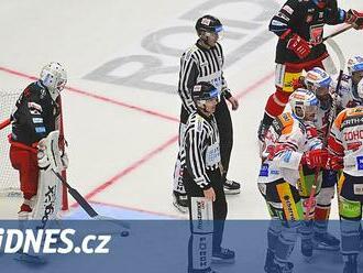 Pardubice ovládly derby, Sparta zase přestřelku v Liberci. Na dno klesá Kladno