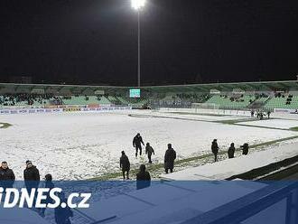 Připravte hrabla, hřiště zasypal sníh. Ani topení nestačí, brání se v Karviné