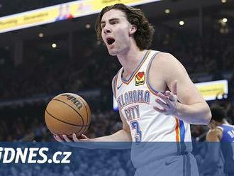 Vždyť jí je jen patnáct. Sezonu basketbalistů Oklahoma City hatí skandál