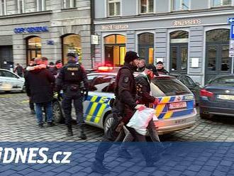 Policie zadržela čtyři fanoušky Betisu, v Praze napadli sparťany kvůli čepici