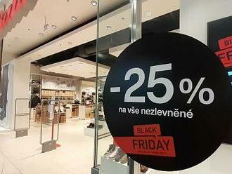 Black Friday je tady. Lidé za den utratí i šest tisíc, pozor na falešné slevy