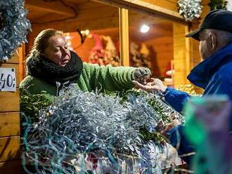 Advent 2023 bude nezvyklý. Kde už začaly vánoční trhy, jak se změní bohoslužby