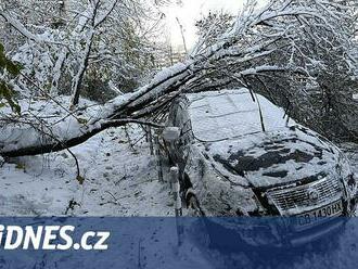 Uzavřené silnice a obce bez elektřiny. Sníh ochromil jihovýchod Evropy