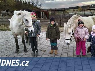 Děti kvůli stávce vyrazily místo školy ke koním, rodiče řeší náhradní program