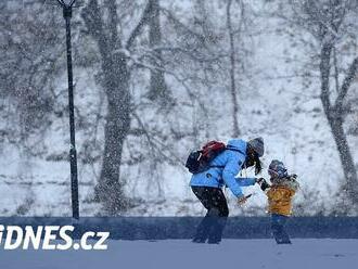 Na celém území Česka bude večer a v noci sněžit, mohou se tvořit ledovky