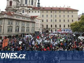 Ovlivní protesty schůzi poslanců? Opozice chce mluvit o ekonomické situaci