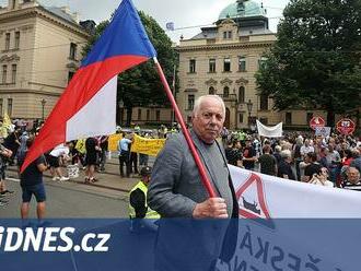 Píše o zemědělství, říká odborář Dufek, proč pozval dezinformátora na protest