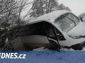 Na zasněžené silnici havaroval školní autobus, zůstal viset nad potokem