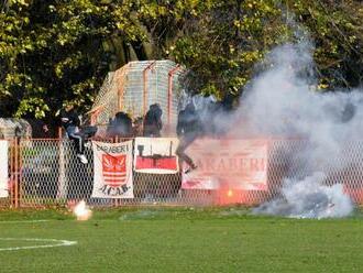 Horor v tretej lige. Pyrotechnika zranila podávača lôpt, chorvátsky klub sa ospravedlnil