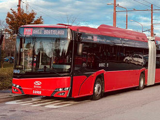 Kolosálny megatrolejbus začína brázdiť ulicami Bratislavy. Prezrite si ho zblízka