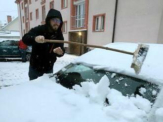 Východ a stred Slovenska potrápil sneh. Šoféri hromžia, cestári sú v teréne