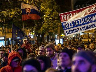 Opozičné strany si pripomenuli výročie Nežnej revolúcie na námestiach