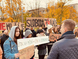 Protest pred Úradom vlády. Študenti vyzývajú Fica a Pellegriniho, aby sa novinárom ospravedlnili: Premiér prerušuje komunikáciu