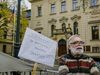 Chartisti Gruntorád a Bok držia protestnú hladovku pred sídlom vlády v Prahe. Žiadajú odchod ministra Jurečku