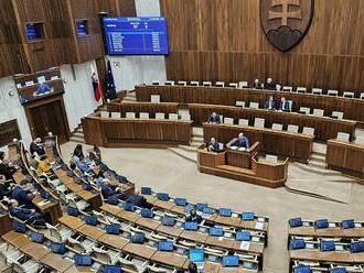 Poslanci začali deň diskusiou o novele týkajúcej sa reformy nemocníc