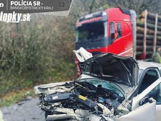 Hrôzostrašná nehoda kamióna! Auto skončilo úplne zdemolované: Vodič nemal šancu prežiť