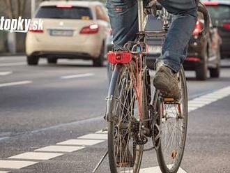 Policajti v Nitrianskom kraji rozdávajú cyklistom svietidlá, chodcom reflexné pásky