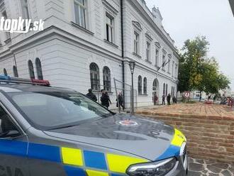 Policajti v budovách okresných súdov v Trnave a Galante bomby nenašli