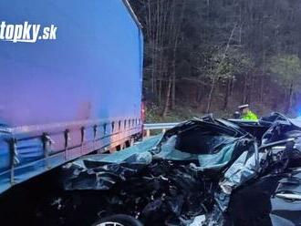 Polícia zverejnila zábery vážnej dopravnej nehody! FOTO zdemolovaného auta naháňa hrôzu: TOMUTO úseku sa vyhnite