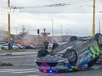 Rýchla jazda na zásah sa neskončila dobre: Policajné auto skončilo prevrátené na streche!