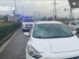 Polícia vyšetruje nehodu na Galvaniho ulici v Bratislave, auto zrazilo chodkyňu