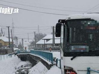 Tragická nehoda autobusu na východe Slovenska: Pre vodičovu chybu prišla o život žena stojaca na chodníku