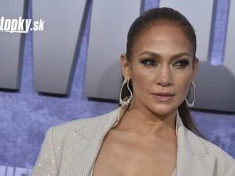 Hriešne SEXI Jennifer Lopez  : Prsník jej prekrýval LEN úzky pás látky!