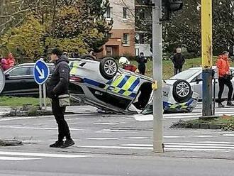 Strašná zrážka áut v Prešove: Policajné vozidlo skončilo prevrátené na streche!