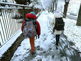 Vo Zvolene úradovala Perinbaba: Zasnežené miesta dočisťovali aj ručne