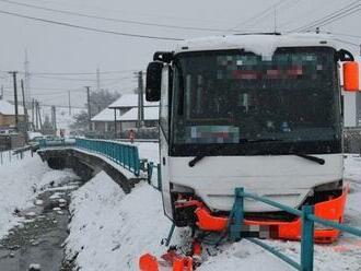 Zasnežená cesta si vyžiadala obeť! Do chodkyne   vpálil autobus, nemala šancu