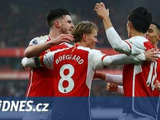 ONLINE: Arsenal si upevnil první místo, večer šlágr mezi Newcastlem a United