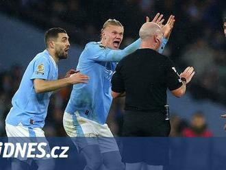 Co to bylo? kritizoval Haaland rozhodčí. Guardiola byl klidný: Té reakci rozumím