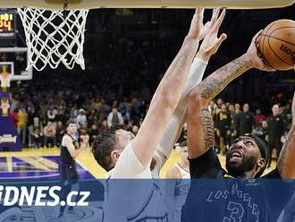 Basketbalisté Milwaukee a Lakers postoupili do semifinále NBA Cupu